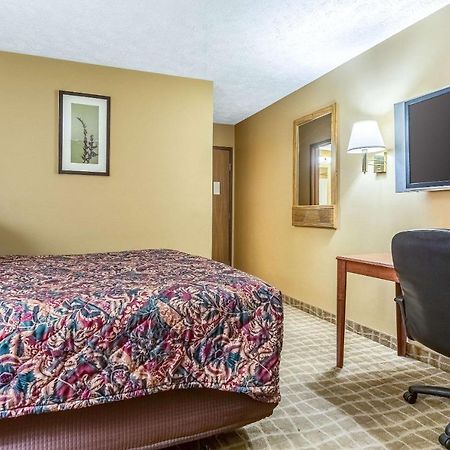 Rodeway Inn Льомон Екстериор снимка