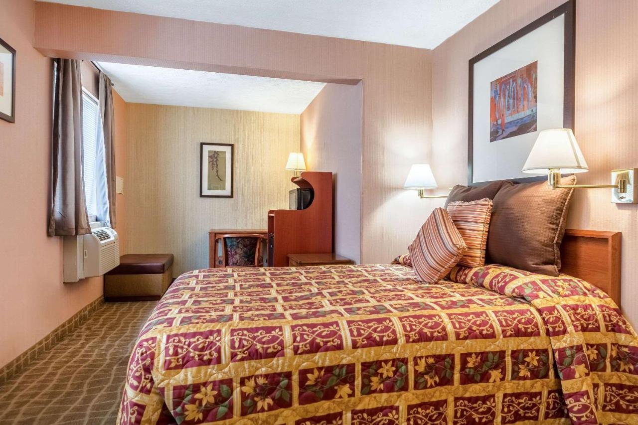 Rodeway Inn Льомон Екстериор снимка