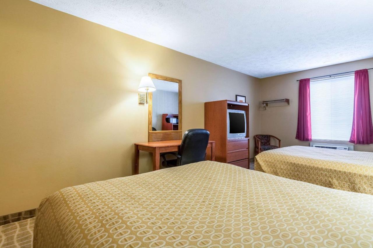 Rodeway Inn Льомон Екстериор снимка