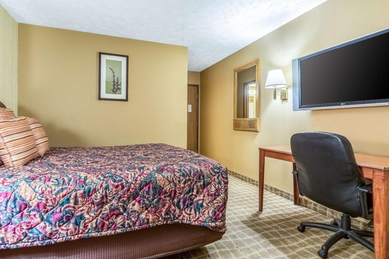 Rodeway Inn Льомон Екстериор снимка