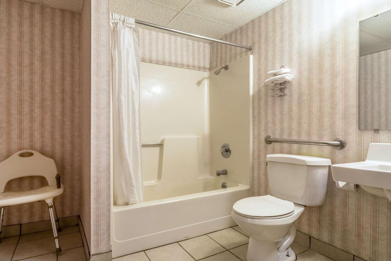 Rodeway Inn Льомон Екстериор снимка