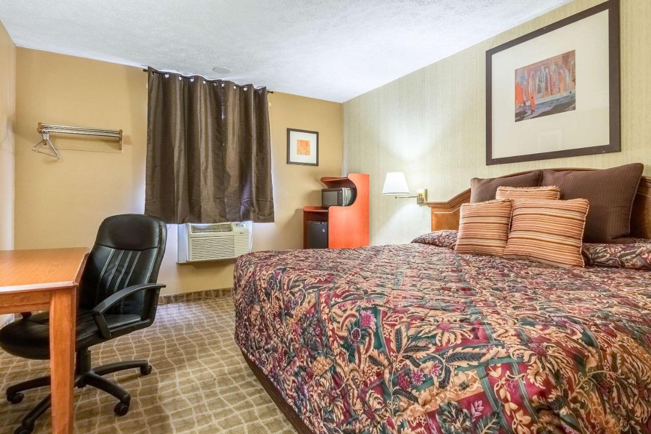 Rodeway Inn Льомон Екстериор снимка